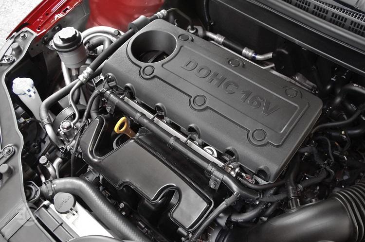 مقایسه فنی کیا سراتو کوپه با هیوندای جنسیس کوپه