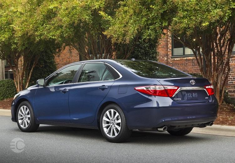 مقایسه هیوندای آزرا و تویوتا کمری